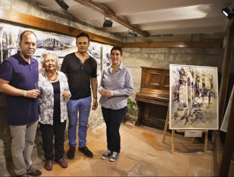 L'alcalde, Xavier Casoliva; la vídua de Grau Pujol, Carme Santesmasses; Joan Català i la regidora de Cultura SEGRE
