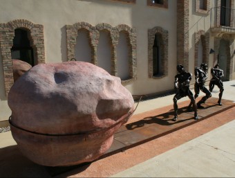 L'escultura ‘Entre tots' , que presideix l'entrada al Museu MAU