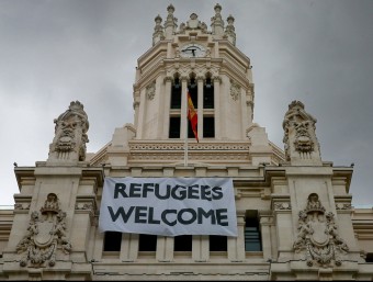 Una pancarta amb la llegenda “Refugiats, benvinguts”, penjada aquest dilluns a la façana de l'Ajuntament de Madrid EFE