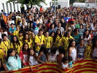 Multitudinària concentració davant de l'escola Gaspar de Portolà de Balaguer amb pares, alumnes i docents de tota la comarca ORIOL BOSCH/ACN