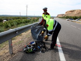 Agents dels Mossos retiren una de les bicicletes sinistrades, diumenge a Soses ACN
