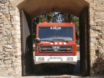 Un camíó de bombers comprova la capacitat de pas al monestir Bombers de la Generalitat