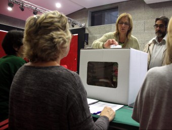Una de les primeres votants a la consulta de Bellaterra ACN