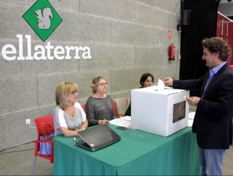 El president de l'EMD de Bellaterra, Ramon Andreu, votant ahir al mat a la seu de l'entitat JORDI PUJOLAR (ACN)