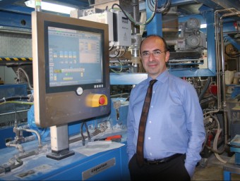 José Ramón Fernández, director general de Plasgom en una de les línies de producció.  FRANCESC MUÑOZ