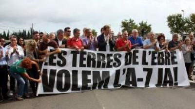 Una desena d'alcaldes del Baix Ebre encapçalant la manifestació per reclamar solucions per la N-340 ACN