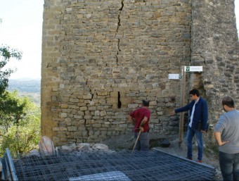 L'alcalde visita les obres de la Torre de la Font Vella de Morella. EL PUNT AVUI