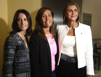 Andrea Levy, Alicia Sánchez-Camacho i Maria de los Llanos de Luna, en un moment de l'acte a l'arxiu de la corona d'Aragó, l'11 de setembre de 2015 ACB