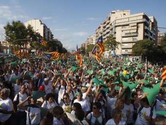 Participants a la Via Lliure aixequen els seus punters de cartolina, aquest divendres a la Meridiana de Barcelona ORIOL DURAN