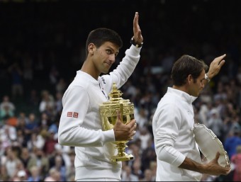 Djokovic i Federer saluden després de la final de Wimbledon AFP PHOTO / TOBY MELVILLE
