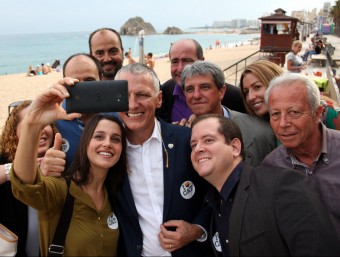 La líder de C's a Catalunya, Inés Arrimadas, es fa un ‘selfie' amb membres de l'agrupació de C's Girona al passeig marítim de Blanes ACN
