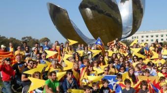 Catalans i argentins reclamen el dret a fer un referèndum sobre el futur de Catalunya, a la plaça de les Nacions de Buenos Aires F. RIVAS MOLINA