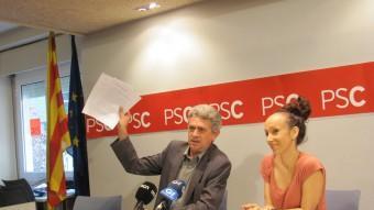 Rafel Bruguera, cap de llista del PSC, amb la número 2, Maite Guerrero, ahir en la roda de premsa D.V