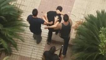 La policia treu un dels detinguts a Sant Pedro de Alcàntara.