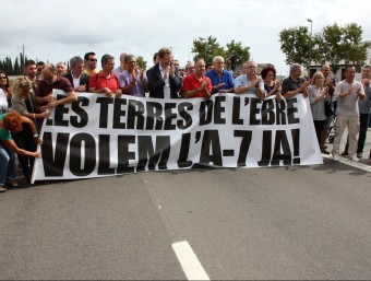 Una desena d'alcaldes del Baix Ebre encapçalant la manifestació per reclamar solucions per la N-340 ACN