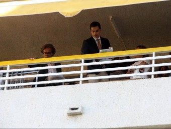 El jutge, mirant cap al carrer des del balcó on van passar els fets, durant la inspecció ocular al pis de Salou el 24 d'agost passat ACN