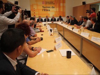 Santi Vila va presidir ahir la reunió amb alcaldes i el delegat del govern a Tortosa EMMA ZAFÓN