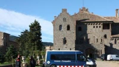 Imatge del Castell de Rocabruna, la finca de Santa Maria d'Oló on els Mossos d'Esquadra han actuat en una operació contra el blanqueig de capital. Finca, vehicle policial i agents dels Mossos ACN