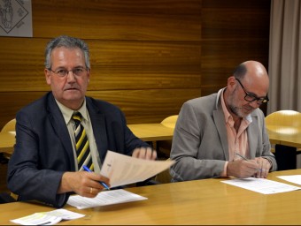 Joan Ubach i Toni Massanés signen l'acord per potenciar el corder del Jussà M.L. / ACN