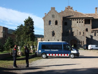 Imatge del Castell de Rocabruna, la finca de Santa Maria d'Oló on els Mossos d'Esquadra han actuat en una operació contra el blanqueig de capital. Finca, vehicle policial i agents dels Mossos ACN