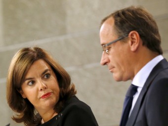 La vicepresidenta espanyola, Soraya Sáenz de Santamaría, i el ministre de Sanitat, Alfonso Alonso, en la roda de premsa posterior al consell de ministres EFE