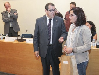 L'alcaldessa de Santa Eugènia amb el conseller Jané, en el moment d'entrega de les targetes dimecres passat J. PUIG