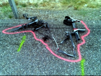 Restes de la bicicleta d'una víctima de l'accident del passat 6 de setembre a Serós en una imatge d'arxiu ACN
