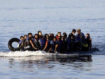 Diàriament hi arriben més de 1.000 persones a alguna de les platges de Lesbos REUTERS