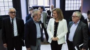 Méndez i Fernández Toxo conversen amb Fátima Báñez, ahir,durant un acte a Madrid EFE