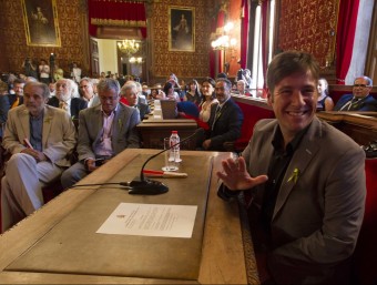 Carlos Latre, al saló de plens de Tarragona, bromeja abans de fer el seu peculiar pregó. A la dreta l'arrencada dels gegants a la plaça de la Font JOSÉ CARLOS LEÓN