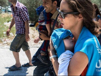 Refugiats sirians acompanyats d'una cooperant caminen per les carreteres del centre d'Europa. EFE