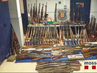 Les armes que els mossos es van endur de la casa de la vídua del combatent de l'exèrcit nordamericà.