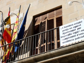 La bandera espanyola junt amb la pancarta que explica la seva presència AJ. TÀRREGA
