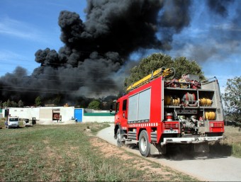 Un camió dels Bombers es dirigeix cap a l'incendi de la planta desballestadora de Sant Fruitós de Bages ACN