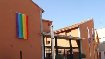 Edifici de l'Ajuntament de Potries amb la senyera LGTB penjada en la façana. ARXIU