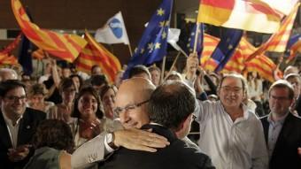 Duran i Espadaler, abraçats ahir durant el míting M.P./ EFE