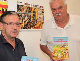Els autors del llibre, l'il·lustrador Narcís Franquesa (a l'esquerra) i Toni Strubell (a la dreta), a la redacció del diari JOAN SABATER