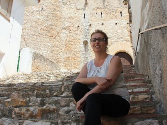 Cristina Carreras a les escales del castell medieval. J.M.F
