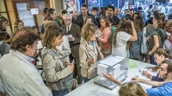 Cues per votar en un col·legi electoral a Barcelona JOSEP LOSADA