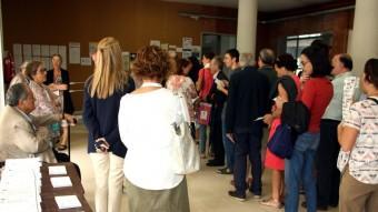 Paperetes i sobres de votació en un col·legi electoral de Tarragona ACN