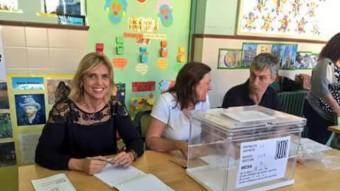 Marta Felip va penjar a la xarxa social Facebook una fotografia seva a la mesa electoral fent de vocal. EPA