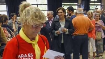 L'alcaldessa de Barcelona Ada Colau fent cua per votar al col·legi la Sedeta de Gràcia EFE
