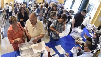 Llargues cues per votar al col·legi electoral de l'IES Escola del Treball de la capital de Ponent, un dels que més meses té a la ciutat de Lleida SANTI IGLESIAS