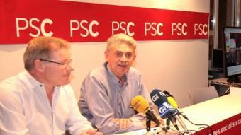 Rafael Bruguera, a la dreta, al costat de Juli Fernández, ahir a la seu del PSC a Girona JOAN SABATER