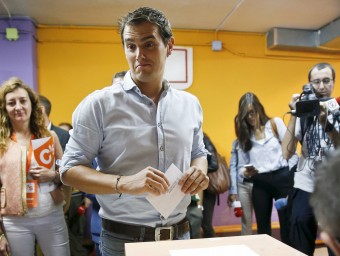 Rivera, emetent el vot en un col·legi de l'Hospitalet REUTERS
