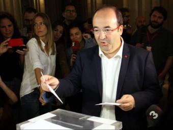 Iceta vota al seu col·legi electoral de la UB al centre de Barcelona ACN