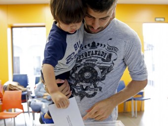 Gerard Piqué vota amb el seu fill Milan a Sant Just Desvern REUTERS