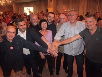 Membres de la llista de Junts pel Sí a la demarcació de Tarragona celebrant el resultat electoral, ahir a la nit JUDIT FERNÀNDEZ