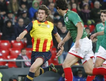 Sergi Roberto condueix una pilota en el partit entre el País Basc i Catalunya que es va jugar a San Mamés ORIOL DURAN