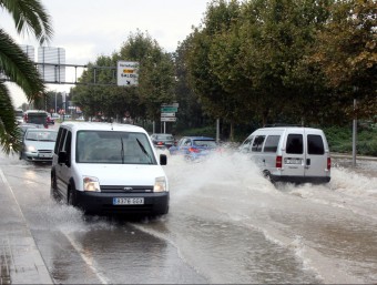 Acumulació d'aigua a la calçada de l'antiga N-340 a Tarragona, entre Icomar i Torreforta ACN / ROGER SEGURA